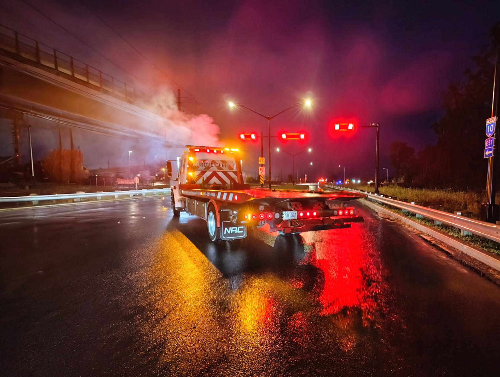 Remorqueuse Groupe Laberge en intervention de nuit sur l'autoroute